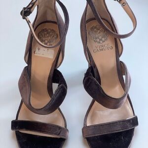 Vince Camuto women’s brown velvet heels Sz 8